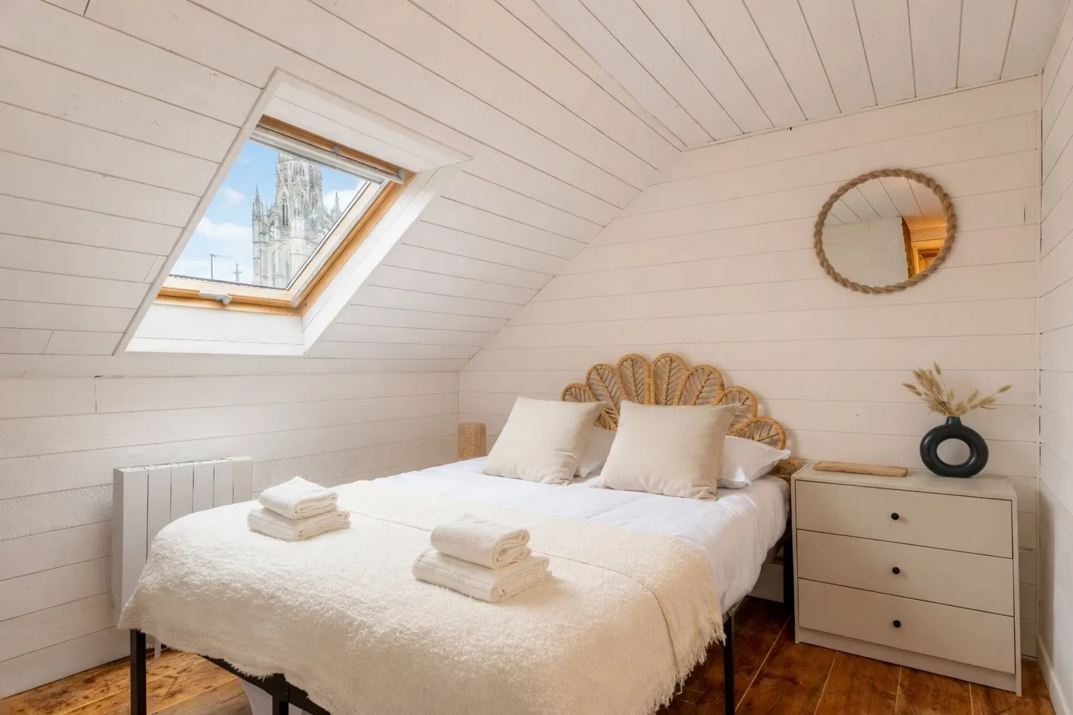 Chambre mansardée du Cinquième Ciel, vue sur les flèches de Rouen