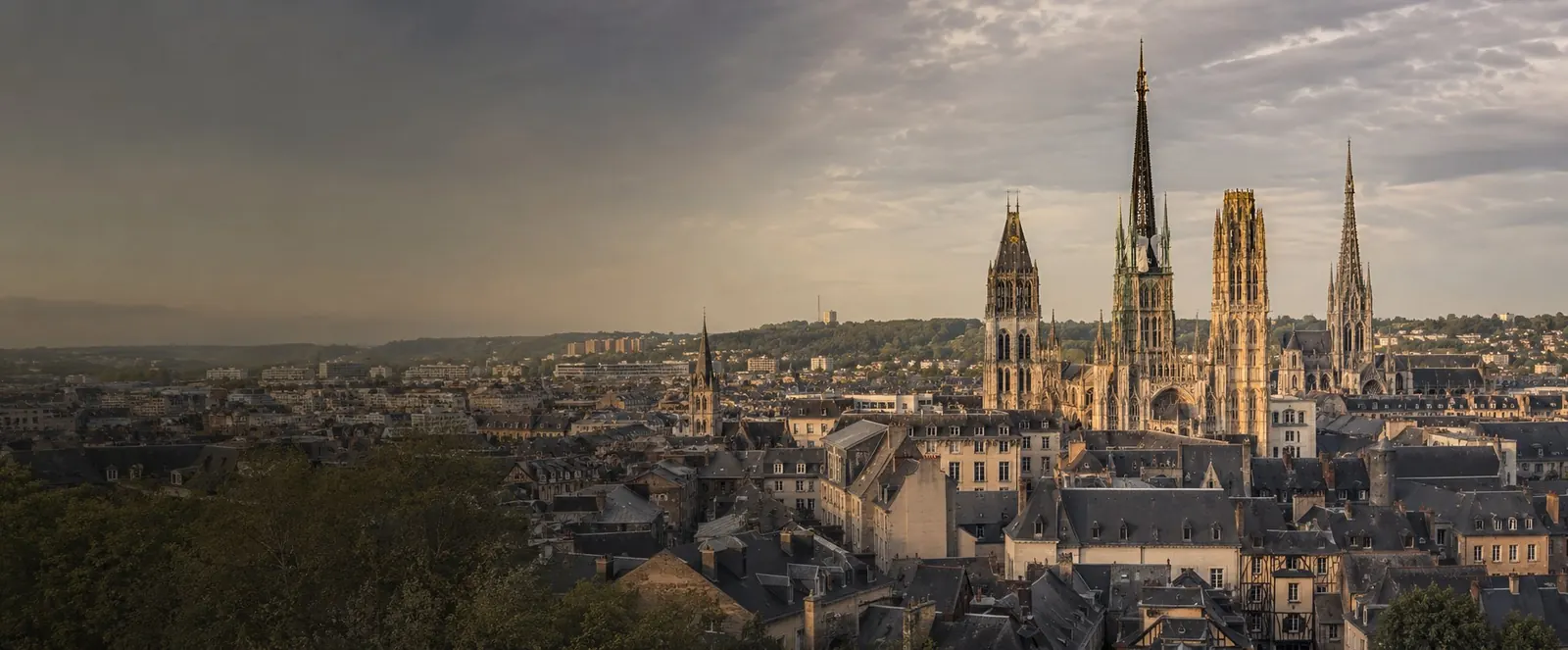 Vue dorée sur les toits de Rouen