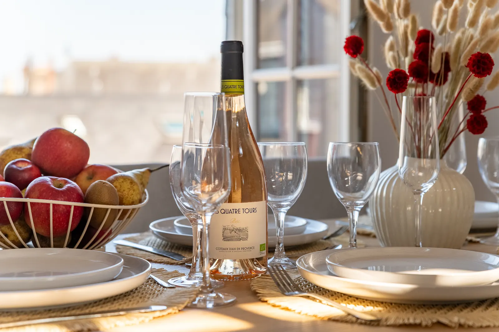 Table dressée pour l'arrivée des voyageurs